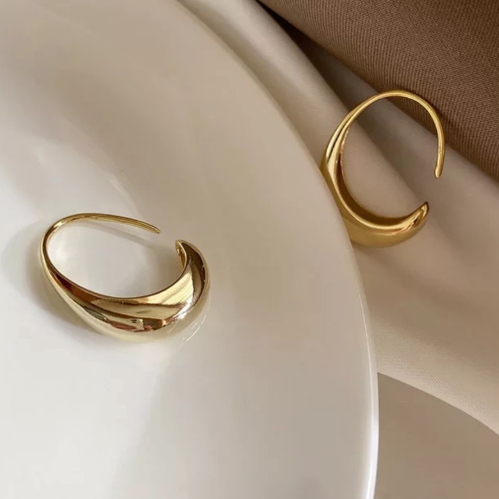 NEW 18K GOLD C SHAPE EARRINGS, NICE EARRINGS, CUTE EARRINGS - Picture 3 of 5